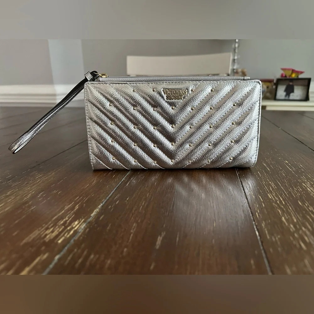 NWOT Victoria’s Secret quilted wristlet